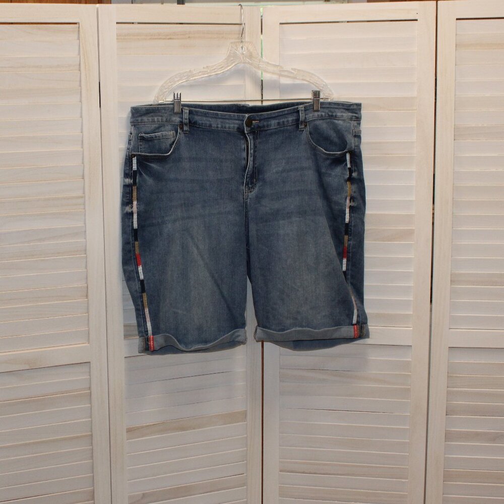 Venzia Lane Bryant Denim Shorts with Colorful Embroidery on sides, Size 22 - Picture 2 of 7